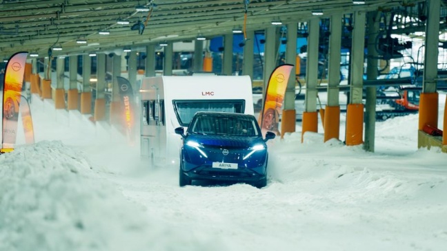 Nissan Ariya e-4ORCE bedwingt indoor skipiste in SnowWorld Landgraaf