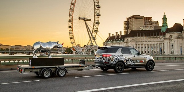Eenmaal, andermaal, verkocht: Land Rover levert flink bijdrage met veiling voor bedreigde neushoorn