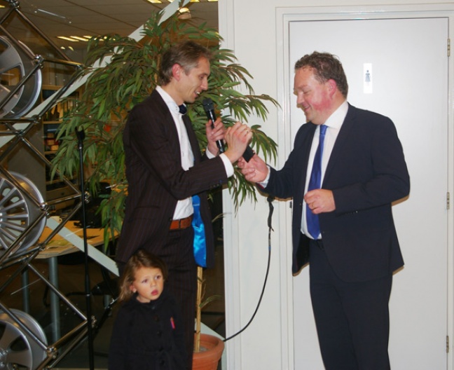 Erik Meems (rechts) neemt de sleutels in ontvangst van Geert-Jan Van Heukelem (links)