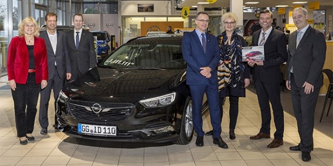 Mijlpaal: 1.111.111e Opel Insignia aan klant overhandigd