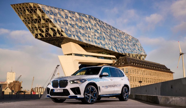 BMW Group met waterstofauto de weg op: BMW iX5 Hydrogen.