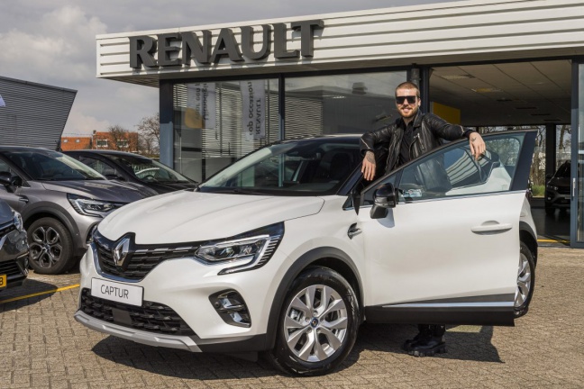Renault overhandigt gloednieuwe CAPTUR E-TECH Plug-in Hybrid aan winnaar ‘The voice of Holland’