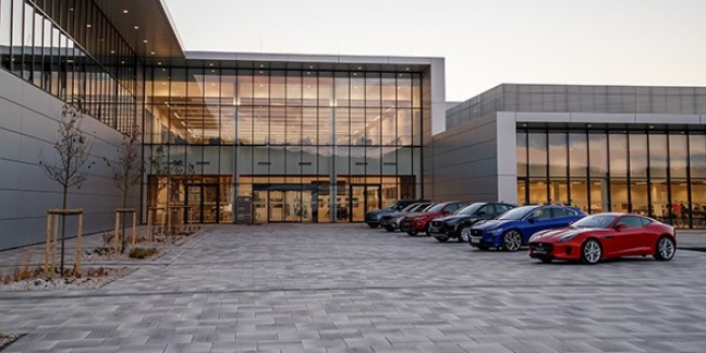 Jaguar land rover opent hypermoderne nieuwe fabriek in Slowakije