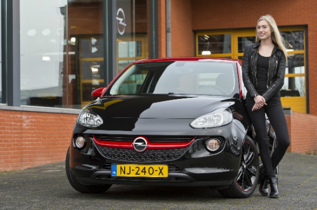 Opel overhandigt ADAM aan winnares Holland's Next Top Model 2016