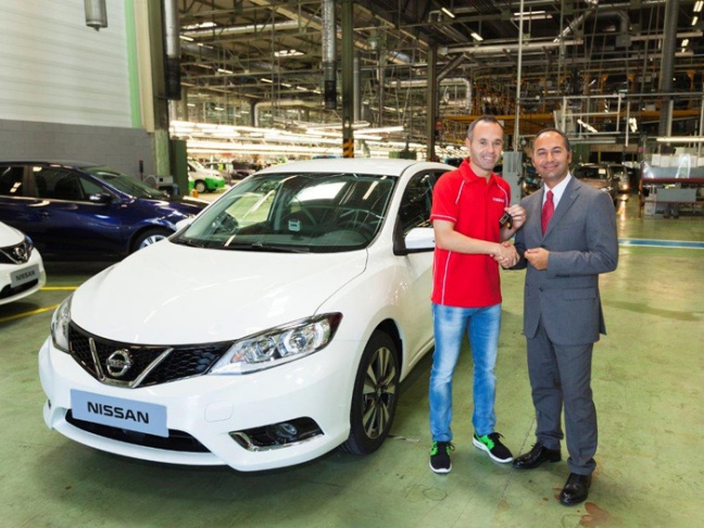 Andrés Iniesta neemt eerste Nissan Pulsar in ontvangst