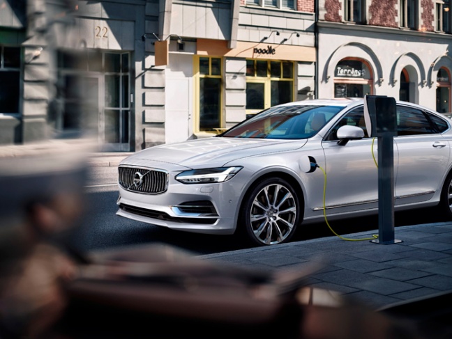 Volvo Cars roept automotive industrie op elektrisch laden te standaardiseren