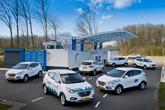 Afgelopen jaar zijn 25 Hyundai’s ix35 Fuel Cell verkocht. De Hyundai ix35 Fuel Cell van de TU Delft kan nu – na de installatie van het stopcontact als elektriciteitsuitgang – ook duurzame energie leveren aan huizen, scholen of kantoren.