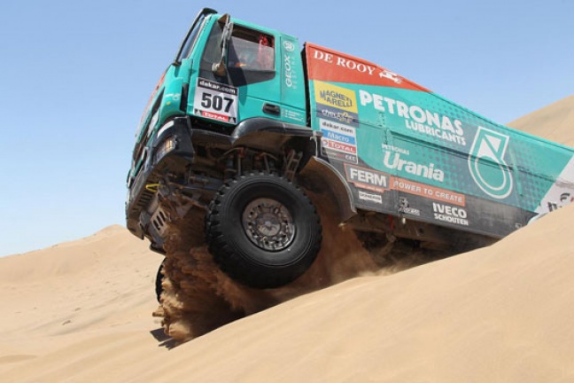 IVECO Team de Rooy strijdend ten onder in laatste etappe Le Dakar 2013