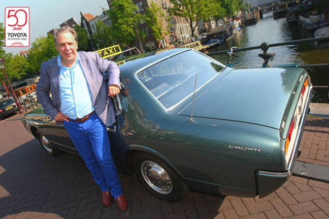 Maarten Spanjer stuurt 50 jaar oude Toyota Crown als taxi door Amsterdam