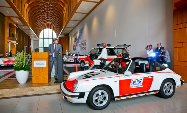 Frits van Bruggen opent tentoonstelling Rijkspolitie Porsche