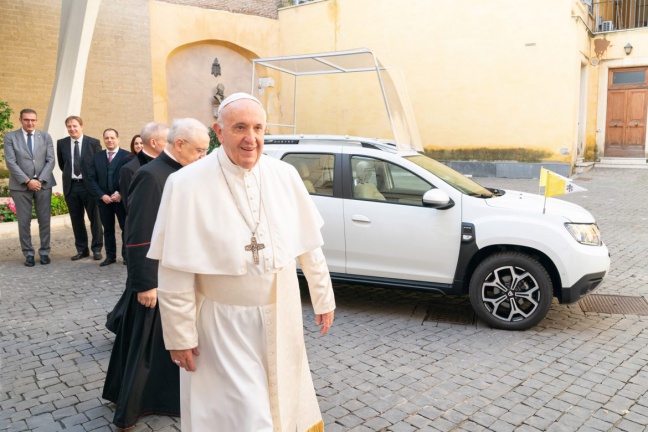 Groupe Renault levert exclusieve Dacia aan paus Franciscus