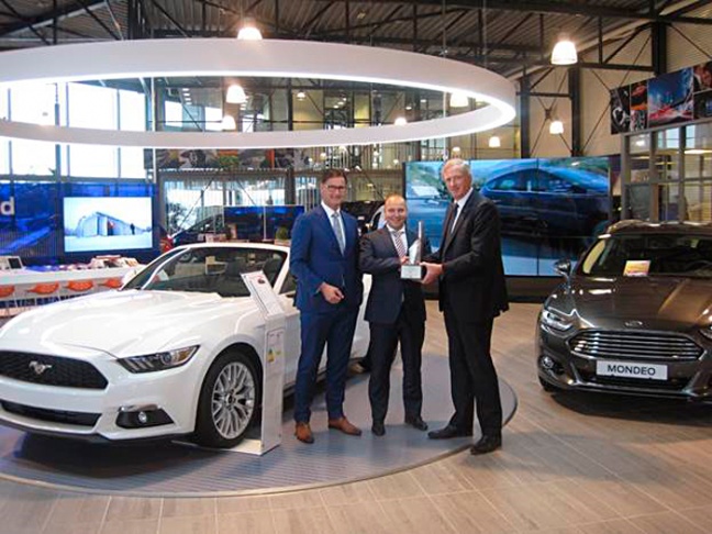 Laurens Stigter, algemeen directeur Wensink (links) en Alex Klaassen, directeur Ford Wensink (mid  den), ontvangen de Chairman’s Award van Gerard Bolder, directeur Ford NL (rechts).