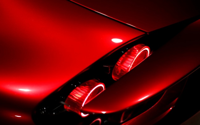 Mazda 100 JAAR: kleuren, het in beweging brengen van vormen