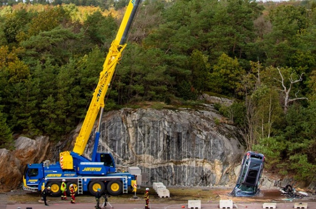 Volvo laat auto’s van 30 meter hoogte vallen om meer levens te redden