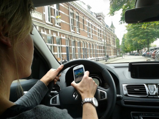 Helft jongeren pakt smartphone in auto uit gewoonte