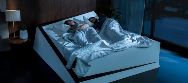 Slim bed rolt draaiende slaper terug naar eigen kant