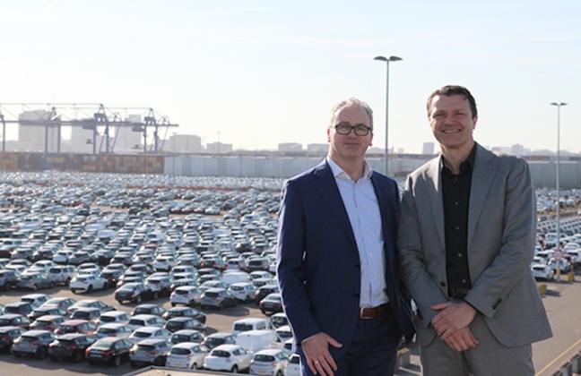 Michel Corveleijn, Directeur International Business Development bij VWE (L) en Lou Jedeloo, Director International Business bij Koopman Logistics Group bij de Koopman Car Terminal in Amsterdam