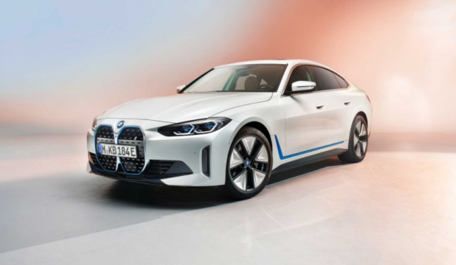 Een glimp van de allereerste volledig elektrische BMW i4 op de BMW Group Annual Conference.