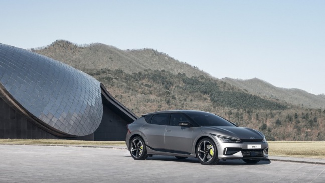 Kia EV6 verlegt grenzen van elektrische mobiliteit met inspirerend design, opwindende prestaties en innovatieve ruimte