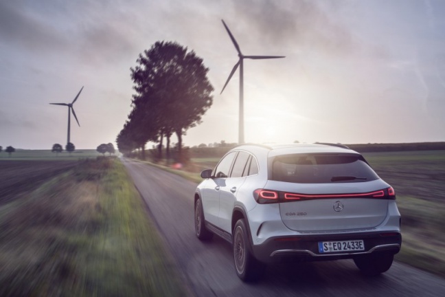 Mercedes-Benz van start met Green Charging: standaard CO2-neutraal laden voor de EQA
