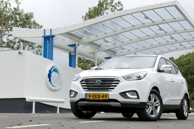 De Hyundai ix35 FCEV is ‘s werelds eerste auto met een brandstofcel die commercieel wordt ingezet. De prijs van € 55.000 exclusief BTW maakt schone en innovatieve mobiliteit bereikbaar.