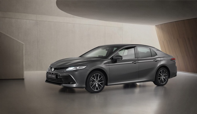 Toyota Camry Hybrid vernieuwd: krachtiger design en verbeterde veiligheidstechnologie