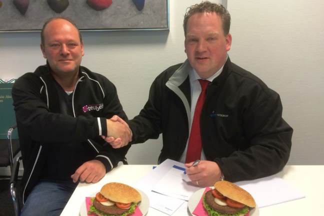 Erik Meems van Century Autogroep en Wim Oldenhuizing van Catering Teuben zetten de handtekening onder het samenwerkingscontract