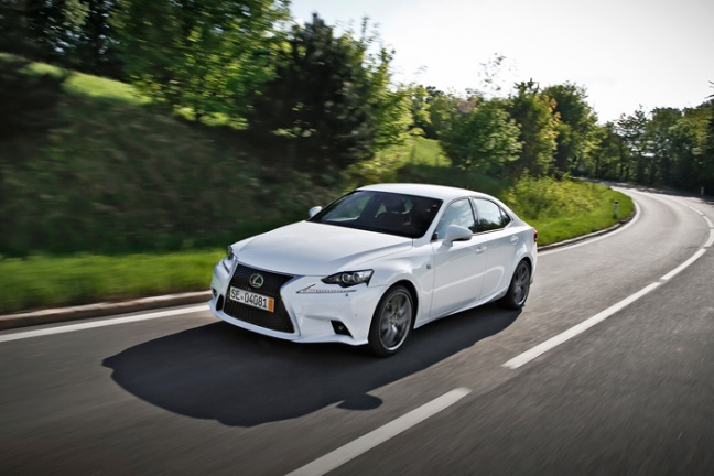 Lexus IS 300h "Clean Road Car of the Year 2014"