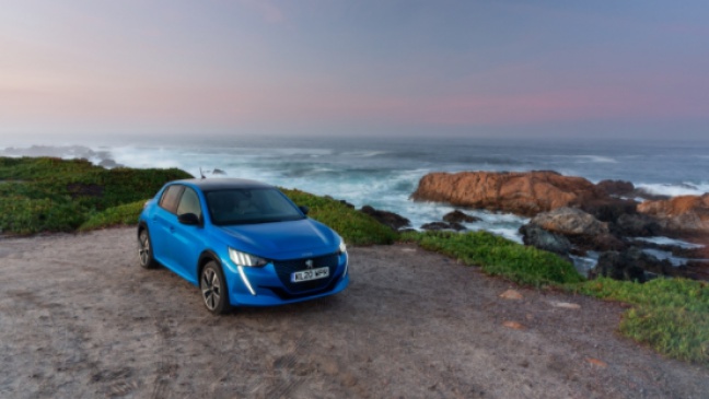 PEUGEOT e‑208 wint titel 'Electric Small Car of the Year' van Brits automagazine What Car?