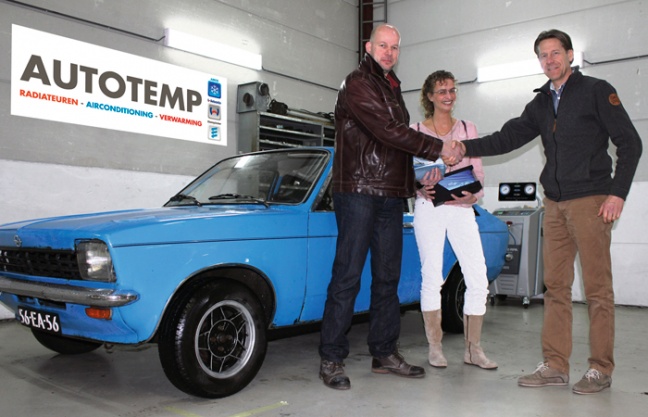 v.l.n.r.: Prijswinnaar Arjan van der Hoek met echtgenote Evelien en André Lanenga (van ARA Autotemp) bij de Opel Kadett Coupé