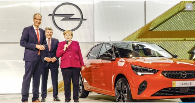 Bondskanselier Angela Merkel bezoekt Opel-stand op IAA