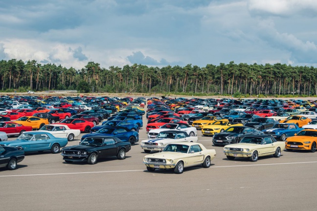 Wereldrecord: parade van 1.326 Ford Mustangs