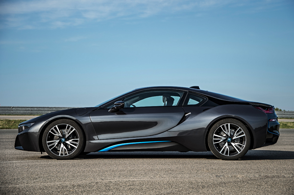 BMW i8 plug-in hybride sportcoupe side closed