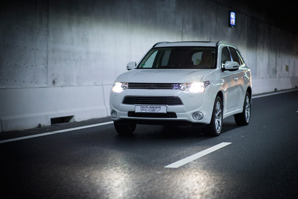 Mitsubishi Outlander PHEV dynamic dark