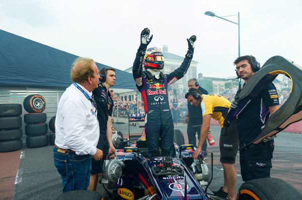 GAMMA Racing Day City demo Vergne cheering