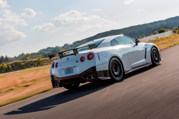 Nissan primeur GT-R Nismo in Geneve back