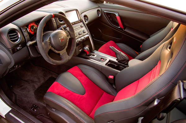 Nissan primeur GT-R Nismo in Geneve cockpit