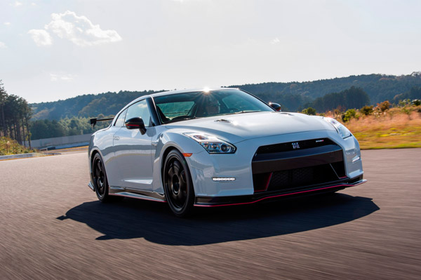 Nissan primeur GT-R Nismo in Geneve dynamic