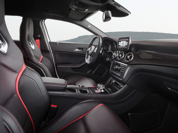 Mercedes-Benz GLA 45 AMG interieur