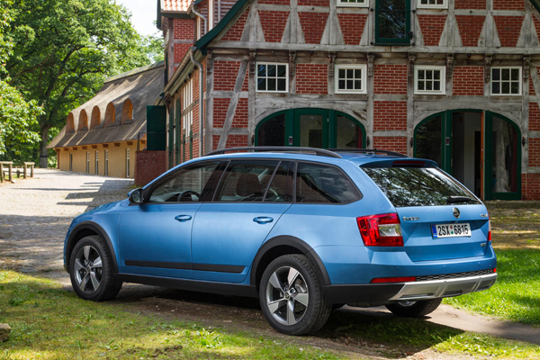 SKODA Octavia Combi Scout back