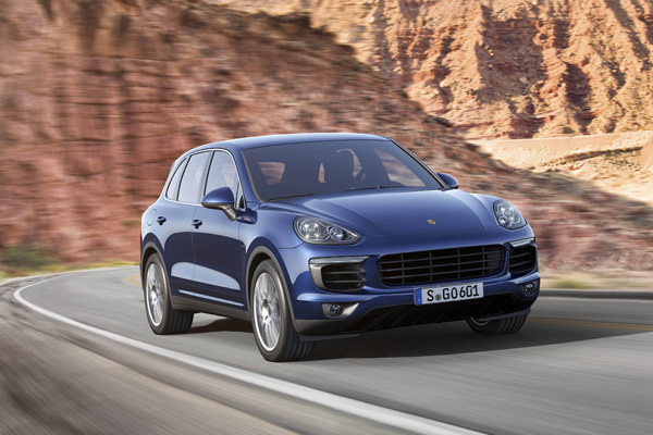 Nieuwe Porsche Cayenne blue dynamic driving