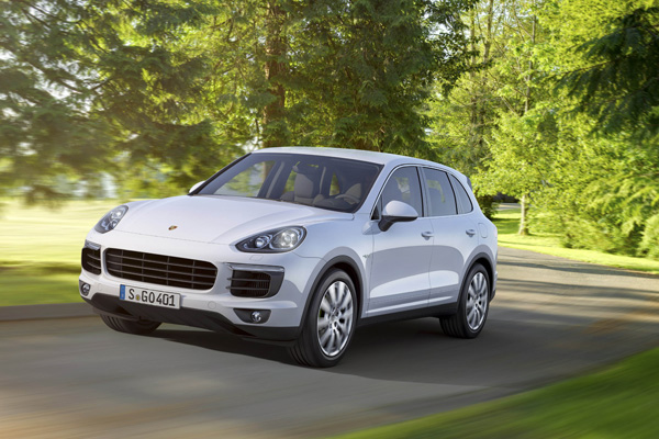 Nieuwe Porsche Cayenne white dynamic driving