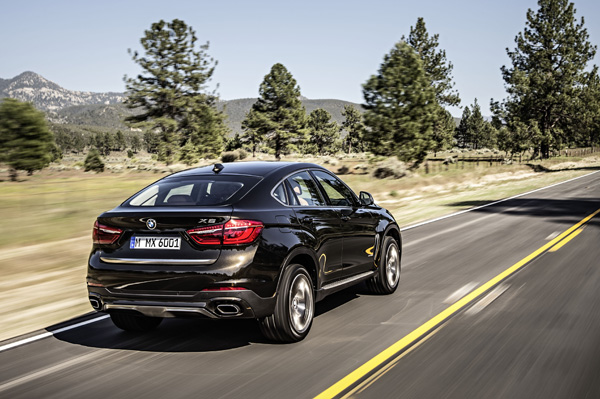 Nieuwe generatie BMW X6 back driving