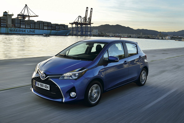 De nieuwe Toyota Yaris blue dynamic2