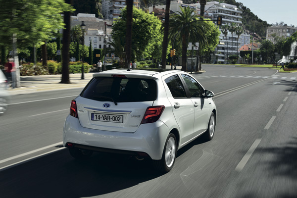 De nieuwe Toyota Yaris white back