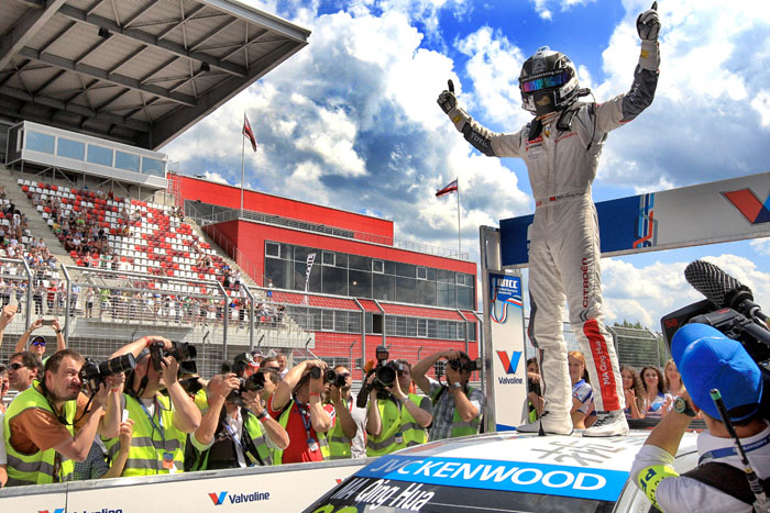 Citroen WTCC Moskou Ma Qing Hua cheering