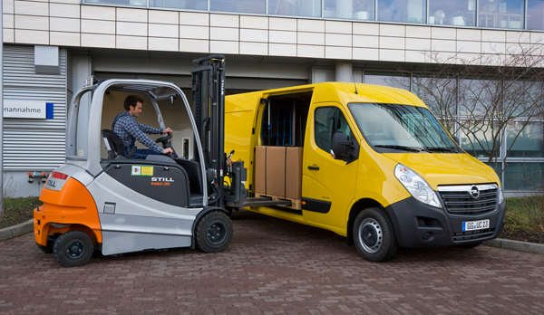 Nieuwe motoren Opel Movano inladen2