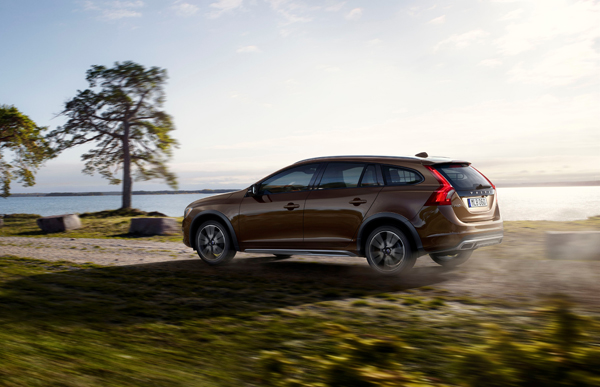 Volvo V60 Cross Country back dynamic