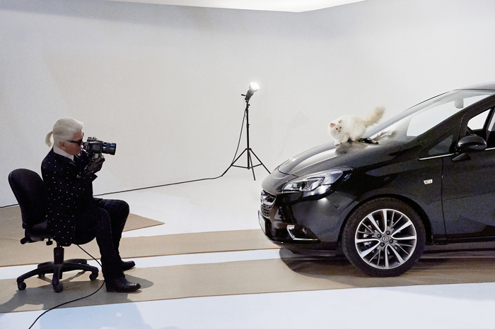 Opel Corsa Choupette poseren Karl Lagerfeld