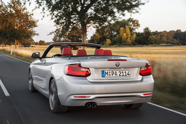 BMW nieuwe 2 Serie Cabrio back driving